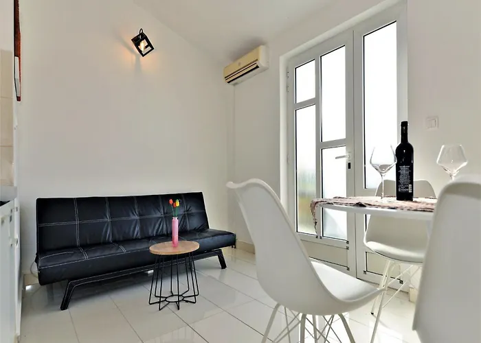 Helena - One Bedroom With Balcony And Sea View - A1 דירה מורטר